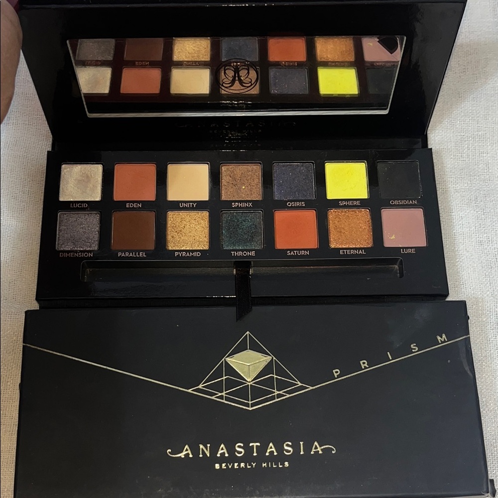 Brand New Anastasia Prism Velvet Cover Eye Shadow Palette ( no brush )
